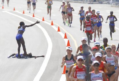 Arlina Armas asiste a la también namibia Beata Naigambo, durante el maratón.