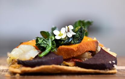 Una coca de verduras y queso azul de Cal Trumfo.