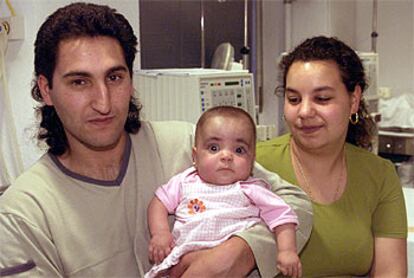 La pequeña Saray, de nueve meses, con sus padres, en el hospital Vall d&#39;Hebron de Barcelona.