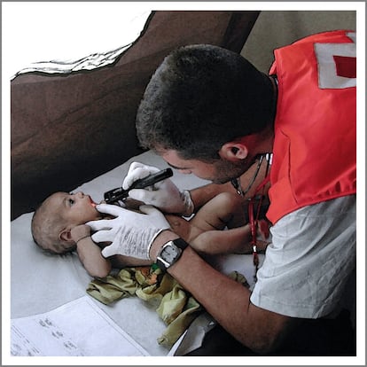 <p>En apenas 23 días de vida te pueden pasar muchas cosas. Como sobrevivir durante cuatro de ellos bajo los escombros, recién parida.</p>
<p>Janat fue una de las primeras pacientes de nuestro hospital de campaña y hoy, una semana después, ha vuelto a una revisión. Por supuesto, ha sido recibida con todos los honores por parte del personal médico. </p>
<p>Ha progresado mucho. Llegó con heridas en el costado, con graves problemas respiratorios, síntomas de deshidratación, inanición… Sus bracitos ya no son un cruce de huesos, y ríe mucho más.</p>
<p>Un par de muecas y se vuelve a meter a todo el personal en el bolsillo. Una pirata de pocos centímetros.</p>
<p>Janat no recuerda, ni sabe, por ahora, que sus padres no salieron de las ruinas de su vivienda.</p>