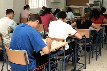 Los alumnos del instituto Campo de Tejada, de Paterna del Campo (Huelva), durante su examen PISA.