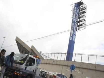 Parte de la estructura de una de las torres de focos del estadio Rico P&eacute;rez de Alicante se ha venido abajo.