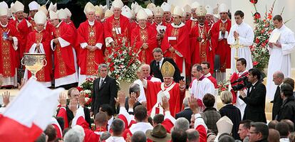 Benedicto XVI bendice a los fieles antes de oficiar una misa para conmemorar el 150 aniversario de la aparición de la virgen María a la pequeña Bernadette Soubirous en Lourdes, al sur de Francia, hoy domingo 14 de septiembre