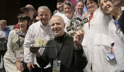 Gunnar Waagen, productor del queso Kraftkar, recoge en San Sebastián el premio al mejor queso del mundo.