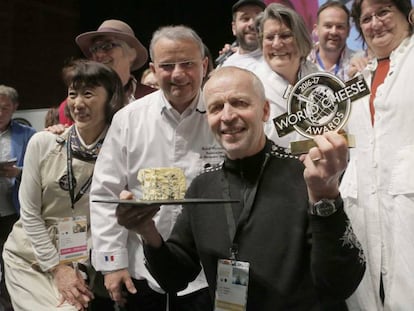 Gunnar Waagen, productor del queso Kraftkar, recoge en San Sebastián el premio al mejor queso del mundo.