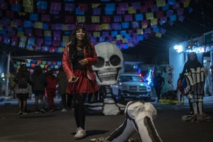 En Santa Cecilia miembros del colectivo Jaen Cartonería elaboraron calaveras monumentales que fueron exhibidas en las calles de la alcaldía Tláhuac, en Ciudad de México.