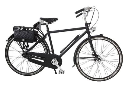 La bicicleta Chanel con dos bolsos de la firma como alforjas puede ser tuya por algo más de 13.000 euros.