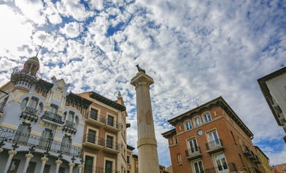 La plaza del Torico, en Teruel. A la izquierda, la casa azul El Torico, proyectada por Pablo Monguió en 1912. 