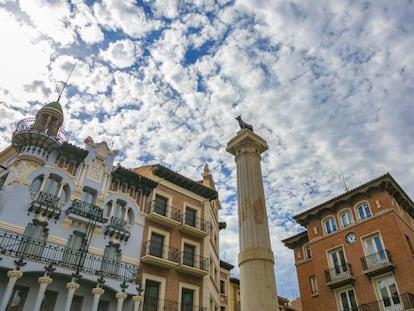 La plaza del Torico, en Teruel. A la izquierda, la casa azul El Torico, proyectada por Pablo Monguió en 1912. 