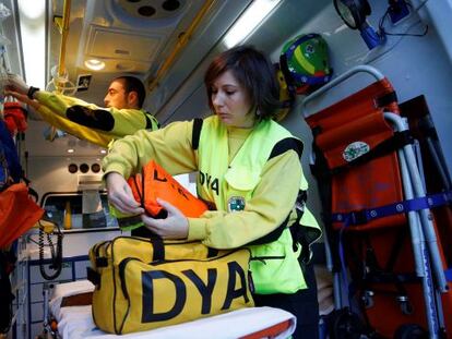 Dos operarios de la DYA trabajan en una de las ambulancias de la asociación en San Sebastián.