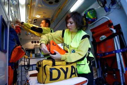 Dos operarios de la DYA trabajan en una de las ambulancias de la asociación en San Sebastián.