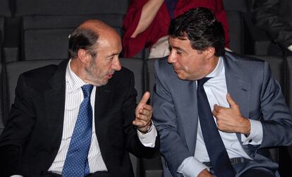 El vicepresidente de la Comunidad de Madrid, Ignacio González, charla con el secretario general del PSOE, Alfredo Pérez Rubalcaba.