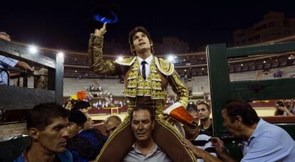 El torero galo Sebasti&aacute;n Castella sale por la puerta grande tras el tercer festejo de la Feria de Julio de Valencia.