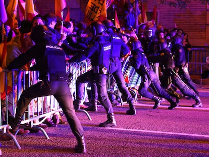 Agentes de la Policía Nacional contienen a los radicales durante la protesta contra la ley de amnistía ante la sede federal del PSOE en Madrid del pasado 6 de noviembre.