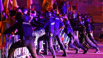 Agentes de la Policía Nacional contienen a los radicales durante la protesta contra la ley de amnistía ante la sede federal del PSOE en Madrid del pasado 6 de noviembre.