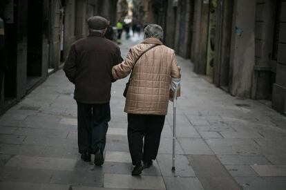 Una pareja de ancianos en el barrio del Raval de Barcelona.