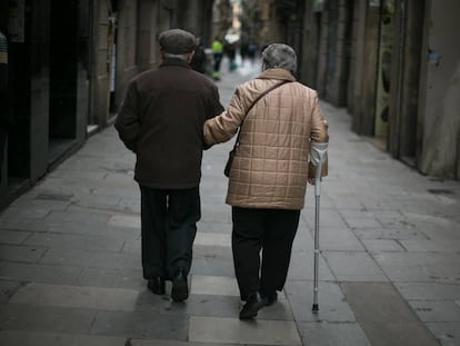 Una parella d'ancians al barri del Raval de Barcelona.