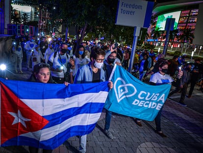 Un grupo de manifestantes protestan contra la represión del Gobierno cubano en apoyo al Movimiento San Isidro en Miami, en diciembre de 2020.