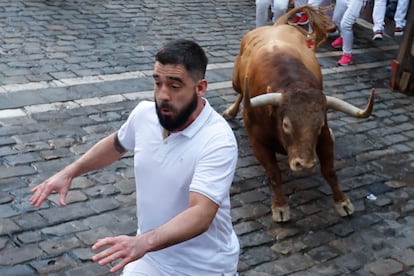Un mozo es perseguido por uno de los toros de la ganadería Victoriano del Río, este jueves.