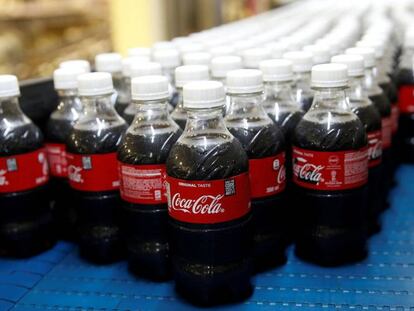 Botellas de Coca-Cola en una línea de producción de la fábrica de la empresa en Nairobi (Kenia), en una foto de archivo. 
