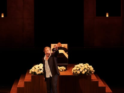 Michael Volle, un extraordinario Don Giovanni, delante del cadáver del Comendador y cerca ya de su propio final en la nueva producción de Vincent Huguet.