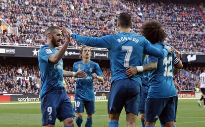 Ronaldo, celebra el segundo gol del Real Madrid junto a sus compa?eros.