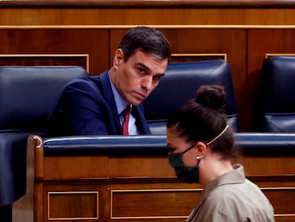 La secretaria del Grupo Parlamentario de Vox, Macarena Olona, pasa ante el presidente Pedro Sánchez en el pleno del pasado 9 de abril.