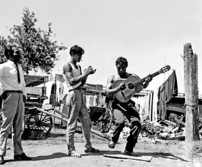 Una de las fotograf&iacute;as de Jacques Leonard incluidas en el libreto: El Babuna, gitano catal&aacute;n, toca la guitarra en Toulousse en 1962.  