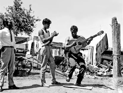 Una de las fotograf&iacute;as de Jacques Leonard incluidas en el libreto: El Babuna, gitano catal&aacute;n, toca la guitarra en Toulousse en 1962.  