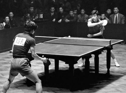 Zhuang Zedong, a la derecha, fue una figura clave en la diplomacia del ping- pong en 1971. Foto tomada en abril de 1961 y cedida por la agencia de noticias china Xinhua.