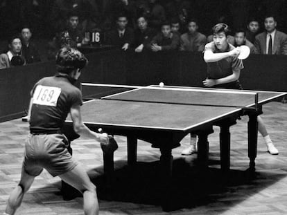 Zhuang Zedong, a la derecha, fue una figura clave en la diplomacia del ping- pong en 1971. Foto tomada en abril de 1961 y cedida por la agencia de noticias china Xinhua.