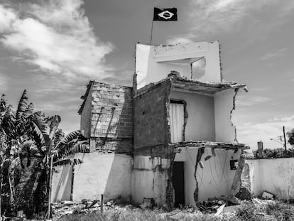 Una bandera de Brasil corona una de las construcciones demolidas de la favela Vila Autódromo para los Juegos Olímpicos de Río (Febrero, 2016).