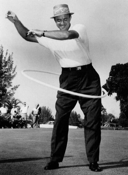 La sencillez del juguete no impidió que se convirtiera en un fenómeno de masas entre niños y adultos. Tanto, que el popular golfista Sam Snead no pudo resistirse.