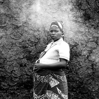 Esta mulher também está prestes a dar à luz no mesmo centro de saúde no leste da RDC. Ao contrário do caso imortalizado na foto anterior, essa jovem não tem malária. "Os hospitais nesta área têm deficiências de todos os tipos, são edifícios construídos com madeira, palha ... mas pelo menos existem equipes médicas que podem ajudá-la durante o parto."