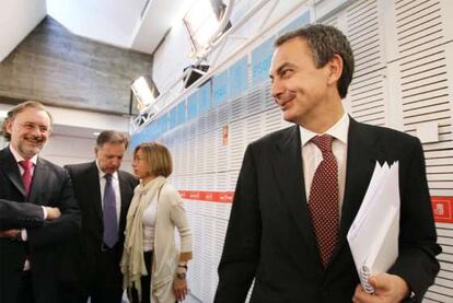 Zapatero con Carme Chacón, al fondo, que habla con Marcelino Iglesias.