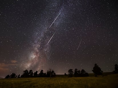 La Vía Láctea se despliega sobre Colorado, EEUU, mientras una lluvia de estrellas atraviesa el cielo.
