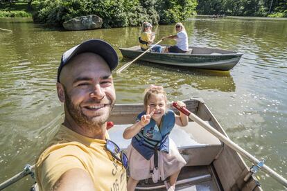 Adrián Rodríguez con su hija en una barca en Central Park.