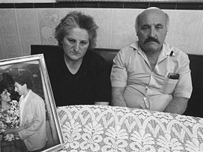 Carmen Castellanos y su marido, Eusebio Dotor (ya fallecido), en 1993, con una foto de la pareja.