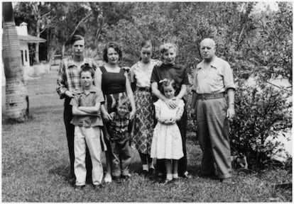 El pintor Jos&eacute; Renau con su familia en Cuernavaca, M&eacute;xico, 1943 ca.