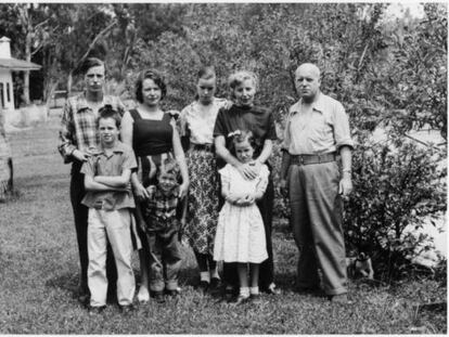 El pintor Jos&eacute; Renau con su familia en Cuernavaca, M&eacute;xico, 1943 ca.