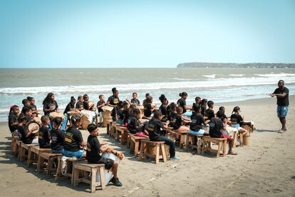 Un grupo de músicos de la escuela Tambores de Cabildo de La Boquilla ensaya un recital en la playa.