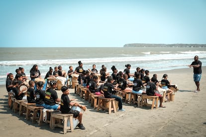 Un grupo de músicos de la escuela Tambores de Cabildo de La Boquilla ensaya un recital en la playa.