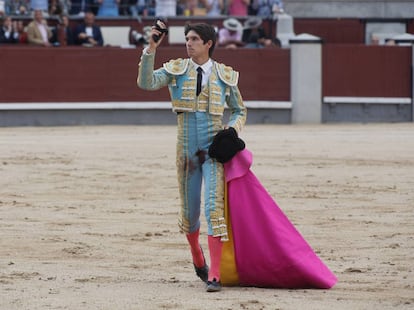 Sebastián Castella, saluda con la oreja cortada a su primer toro.