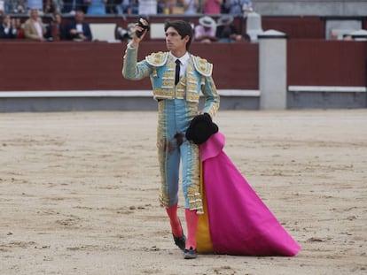 Sebasti&aacute;n Castella, saluda con la oreja cortada a su primer toro.