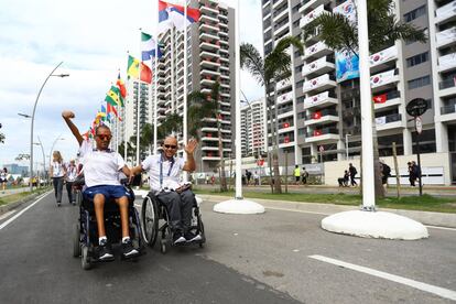 Dos atletas saludan frente a la Villa Paralímpica de Río de Janeiro.