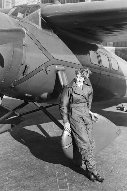 Fue de las primeras en ponérselo. Amelia Earhart fue pionera para las mujeres piloto, convirtiéndose en la primera mujer en volar sola a través del Océano Atlántico en 1922 y la primera mujer en hacer un vuelo en solitario sin escalas a través de los EE UU en 1932. Al igual que otros aviadores, Earhart a menudo usaba un mono de trabajo para volar, ya que la protegía de los elementos y fluidos mecánicos.