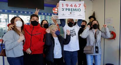 Agraciados con el número 19.467 celebran el tercer premio del sorteo de la Lotería del Niño en una administración en Valencia.