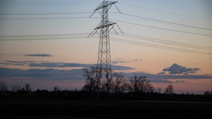 Una torre de alta tensión en Stevensweert (Limburgo, Países Bajos), en marzo de 2021.