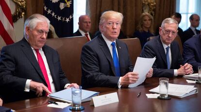 Donald Trump, Rex Tillerson y James Mattis durante una reuni&oacute;n del gabinete del Gobierno en la Casa Blanca.
