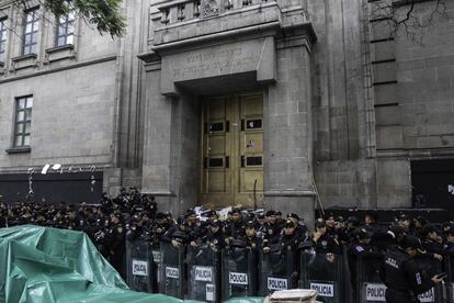 Policía resguarda el edificio de la Suprema Corte durante una marcha, el 28 de mayo.